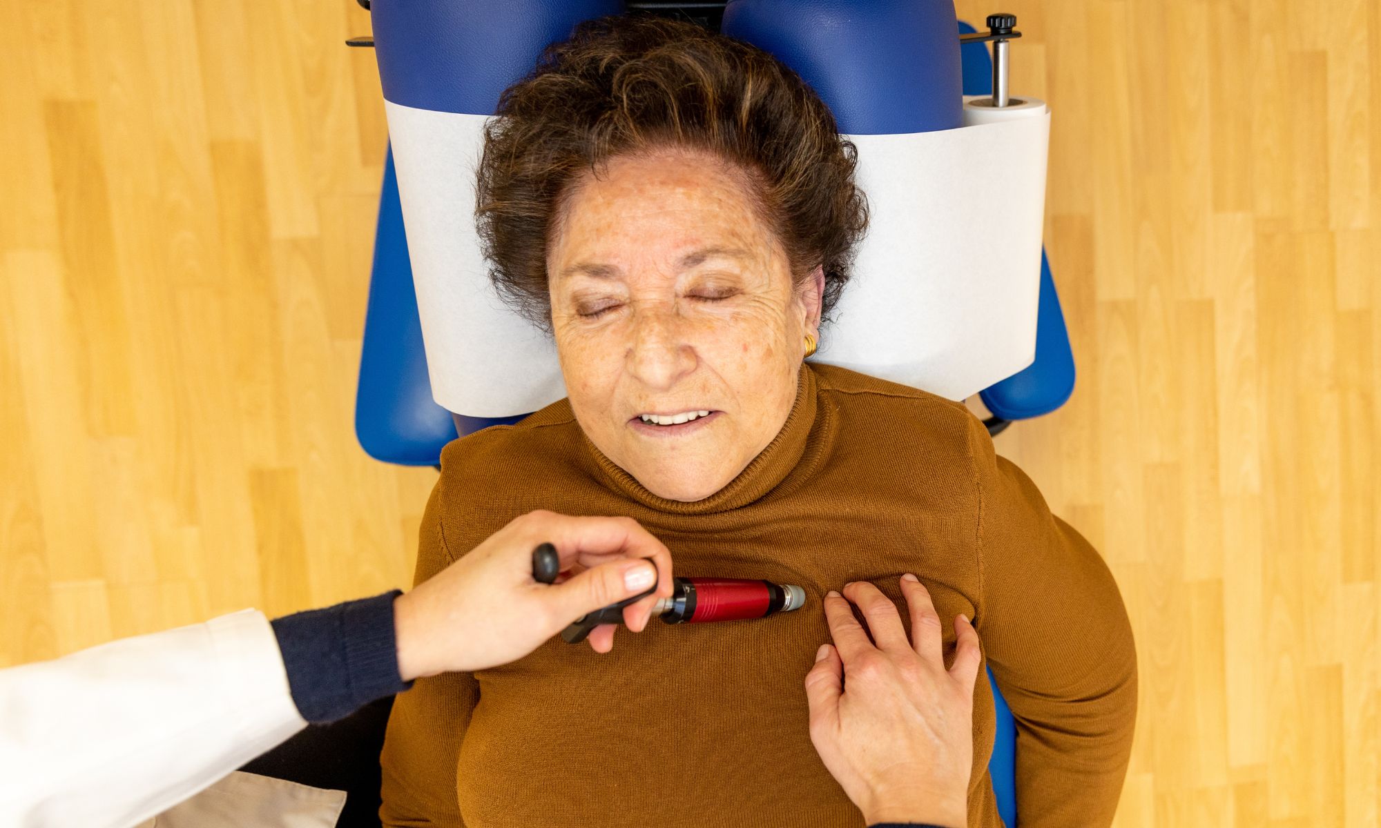 Ajuste de Quiropráctica en personas mayores con activador en clavícula por Eva Puig Arne