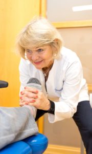 Peggy Arne realizando un ajuste de quiropráctica en adultos